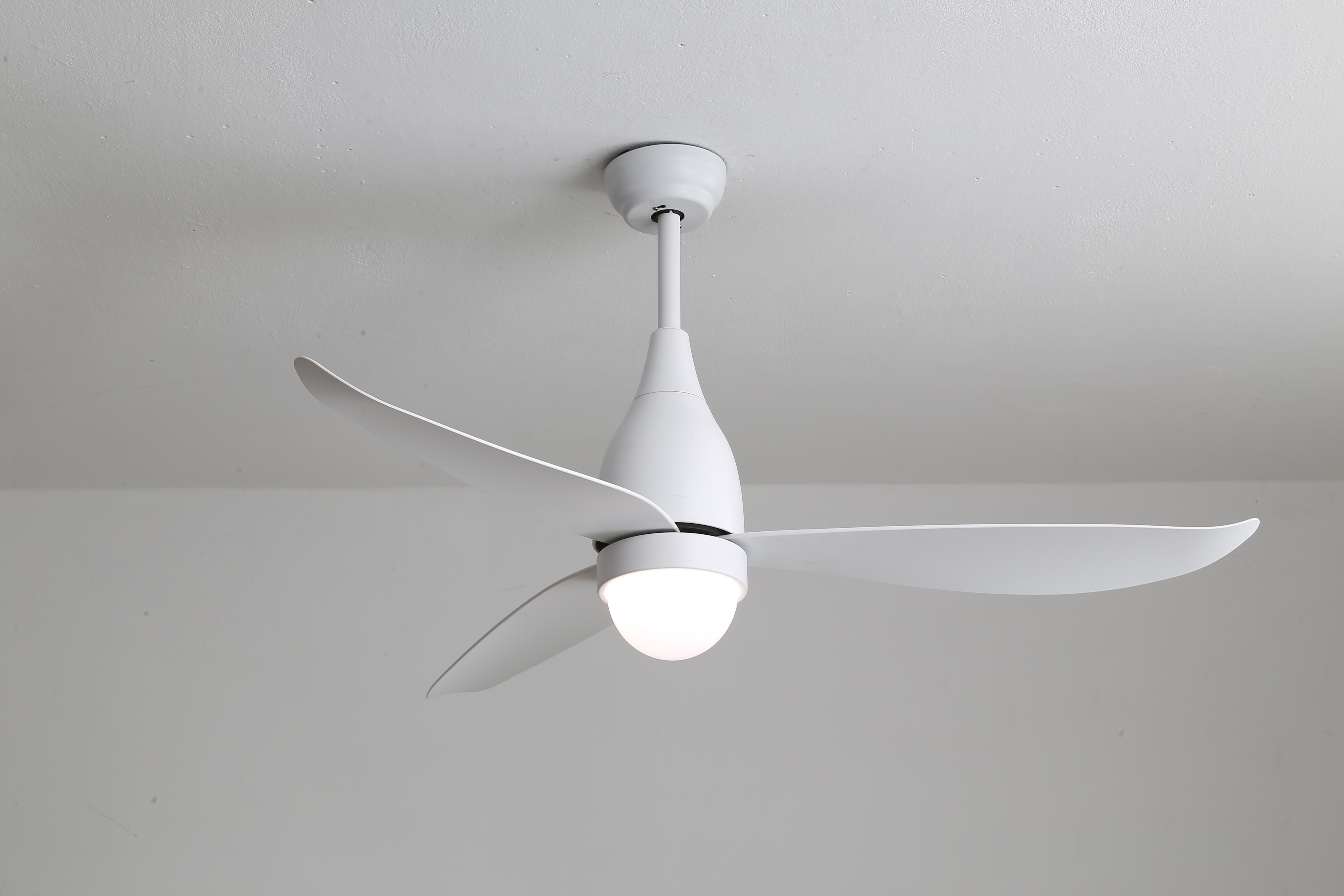 Newest Design Model Modern White Remote Control Ceiling Fan With LED